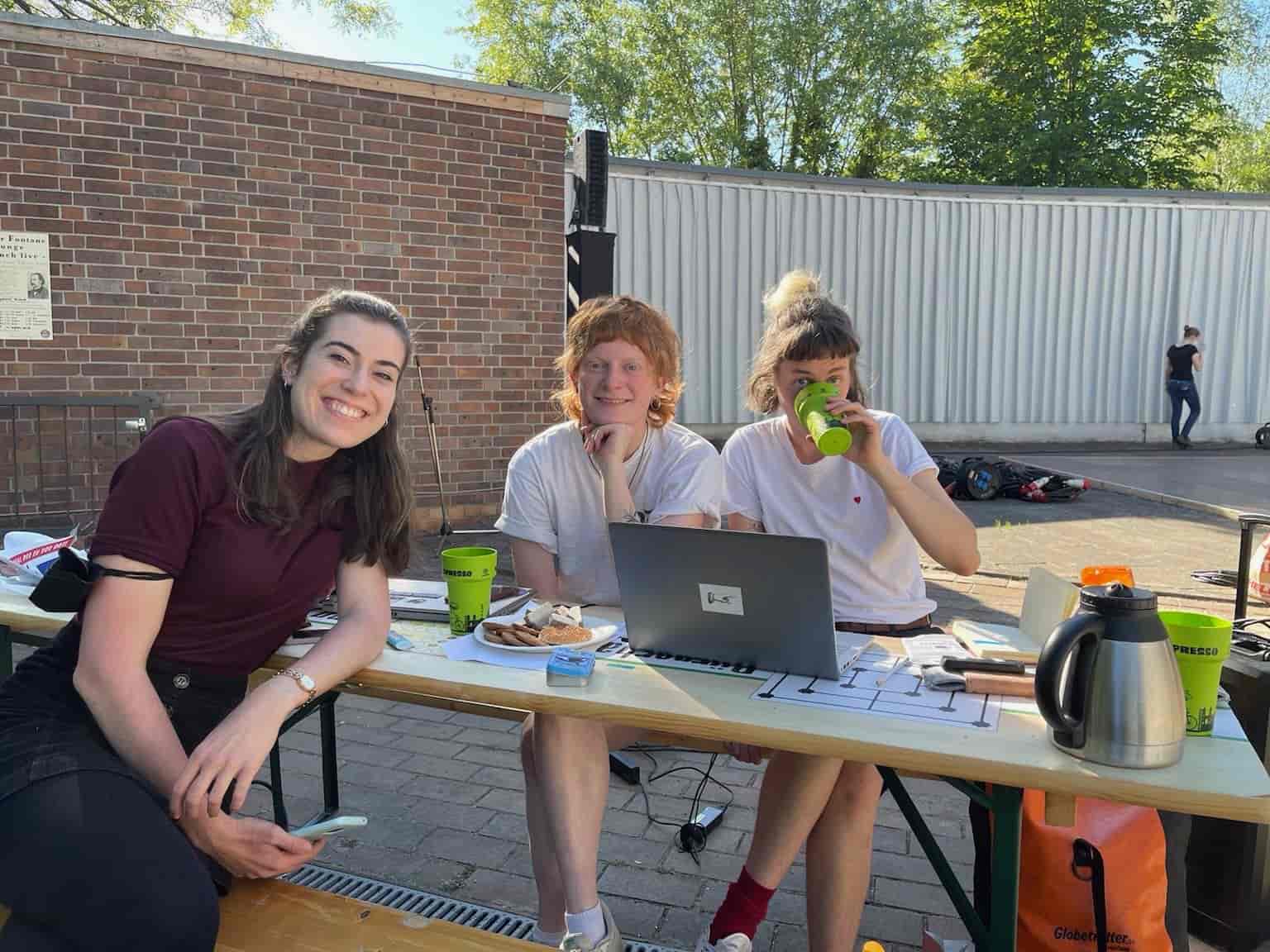 Freiwillige auf der Inselbühne