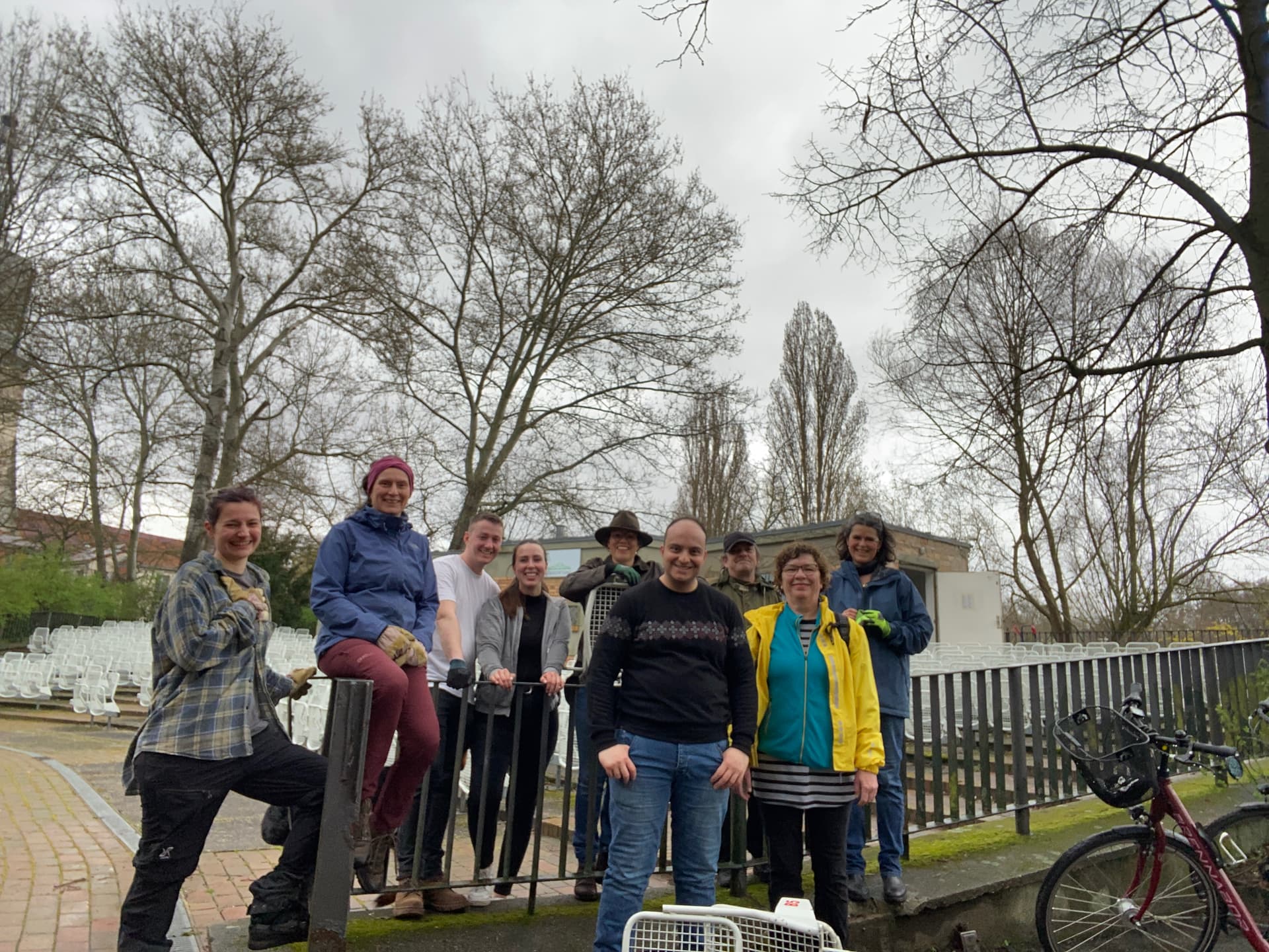 Subottnik für großes Räumen und Stühle montieren